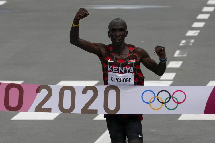 Kenya's Kipchoge dominates, defends Olympic marathon title